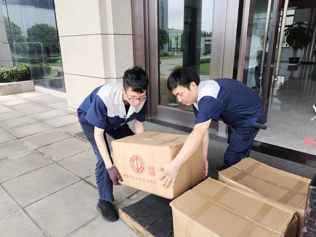 “夏日送清涼”，通力向生產一線員工分發(fā)市總工會夏日慰問品